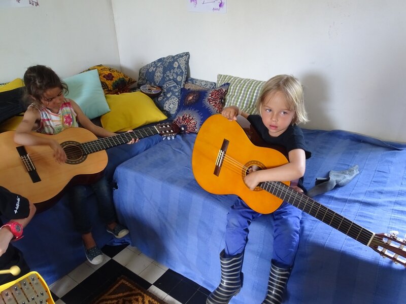 Lylwenn et Edith à la guitare