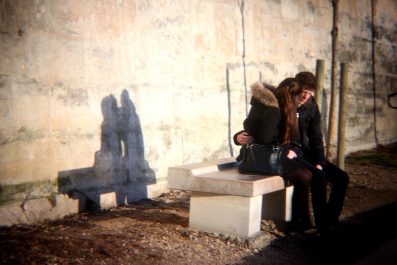 3-Amoureux, ombres, quai de Seine (holga)_7660