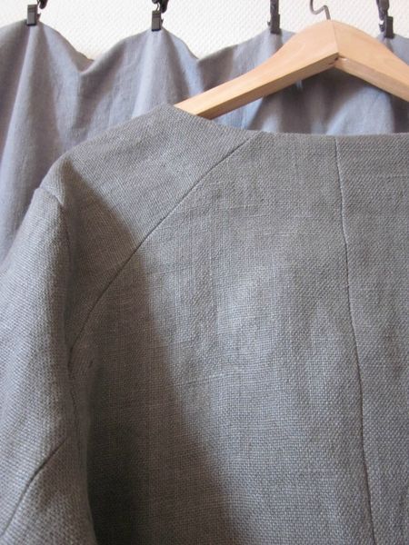 Veste courte à la taille, ceintrée, en lin épais gris avec poches plaquées effilochées, découpes épaules et boutons de nacre - taille XL