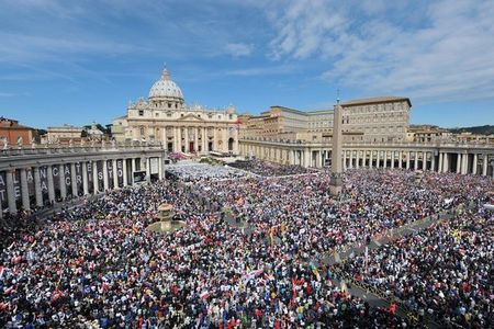 103269_la_place_saint_pierre_du_vatican_a_l_occasion_de_la_beatification_de_jean_paul_ii_le_1er_mai_2011