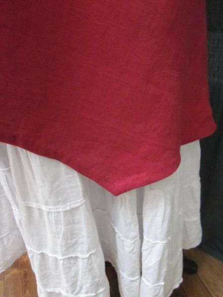 Robe CHIARA en lin rouge - manches trois quart - bas en pointe (4)