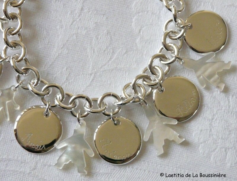 Bracelet sur chaîne plaqué argent ronde, médailles en argent massif gravées et personnages en nacre (ici les garçons)