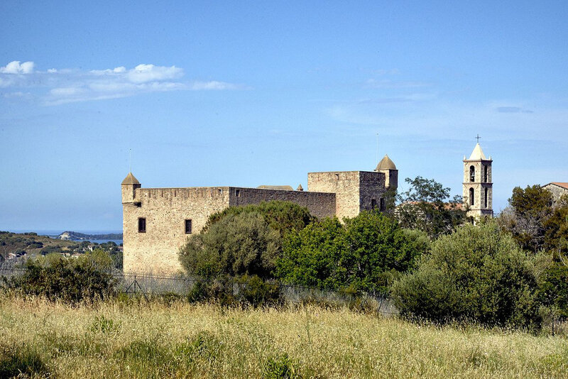 Aléria_fort_Matra_et_églisePar Pierre Bona — CC BY-SA 4.0, https://commons.wikimedia.org/