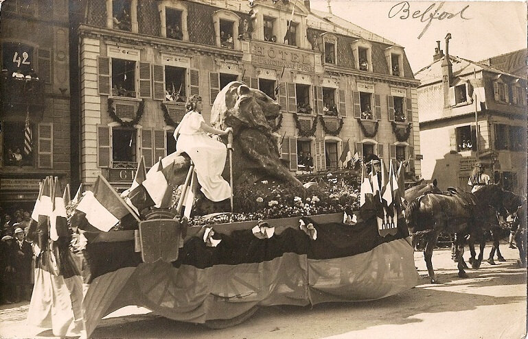 1919 08 15 Belfort CPhoto Fêtes patriotiques Place Corbis Char Lion