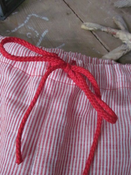 Short de bain HOMME en lin rayé rouge et blanc - ceinture élastique - cordon de serrage à la taille - 1 poche plaquée sur la fesse droite (1)