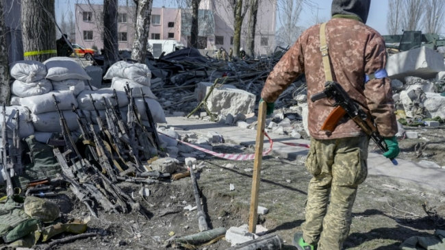 un-soldat-ukrainien-garde-des-fusils-de-soldats-morts-et-blesses-pres-de-la-caserne-touchee-la-veille-par-des-roquettes-russes-a-mykolaiv-dans-le-su