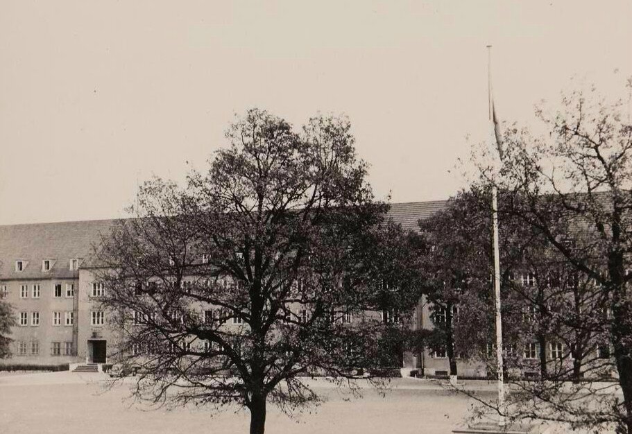 1964 Quartier Napoléon 010 Berlin - Cours d'Honneur du 46° R