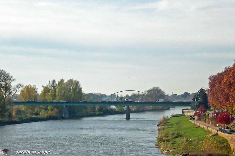 Pont Joffre Orléans et au fond l'arche du Pont de l'Europe