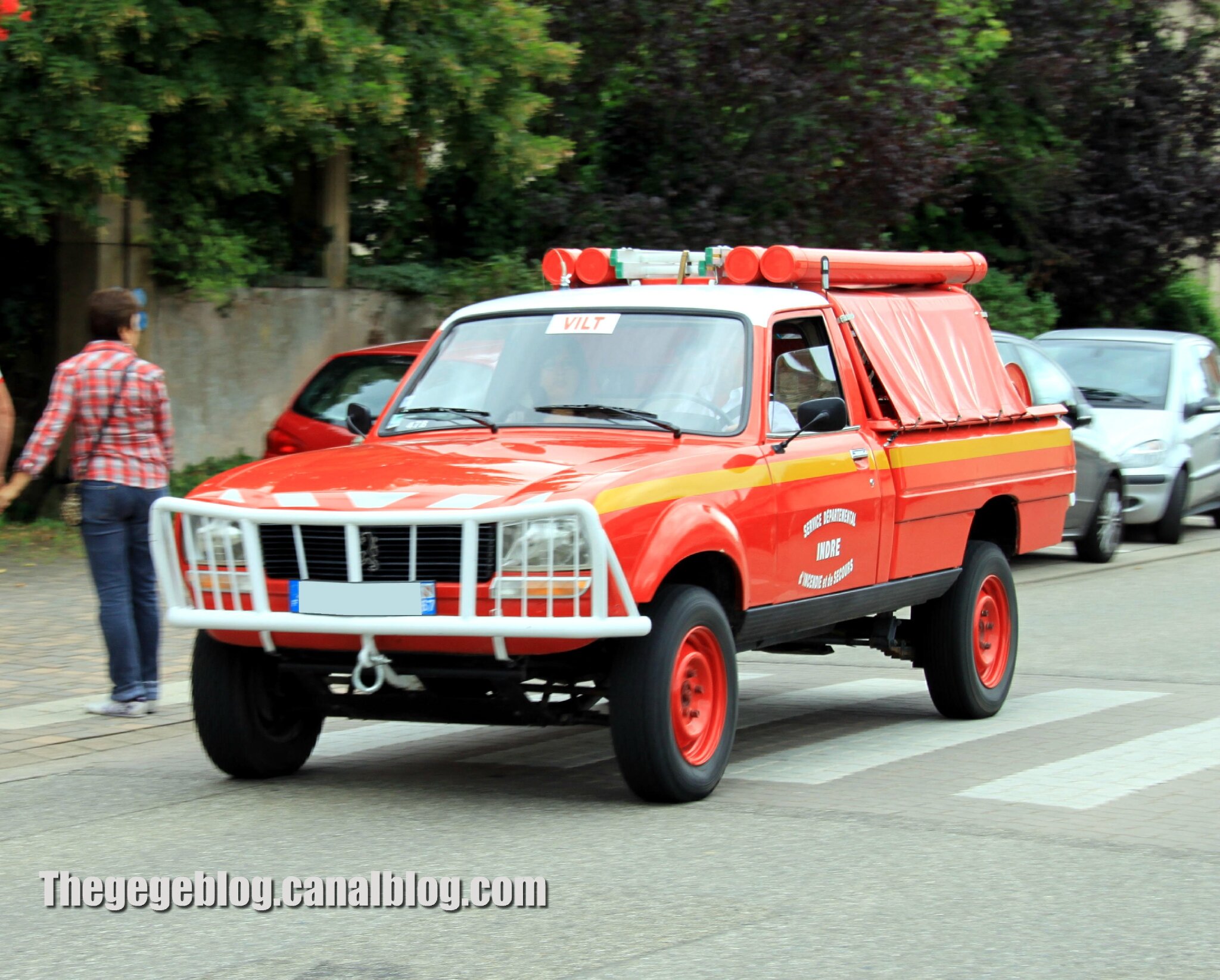 Peugeot 504 pick-up dangel SDIS (Retrorencard aout 2012) 01