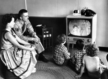 50s-family-watching-tv-o