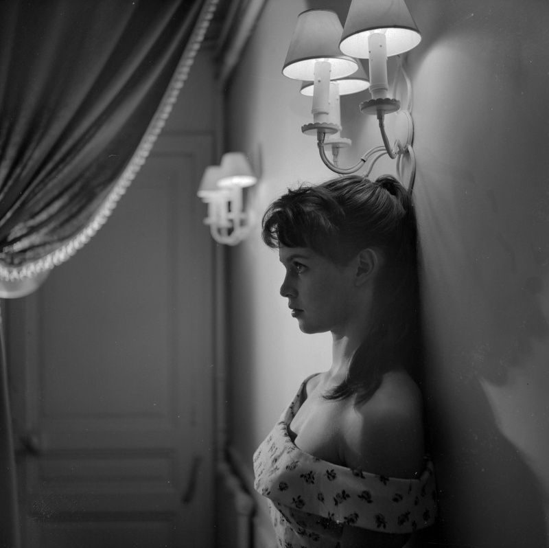 1955-chez_bb-par_gaston-robe_fleur-052-1