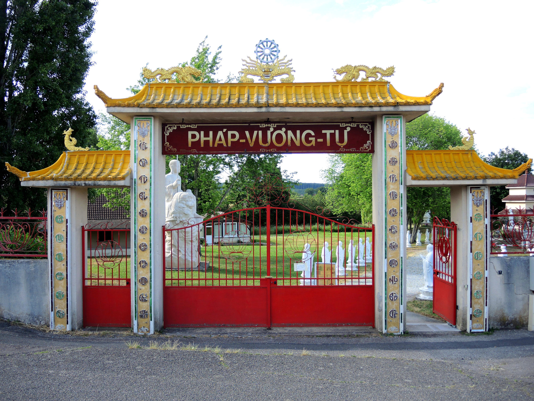 Noyant d'Allier, la pagode, entrée (03)