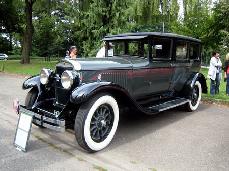 Cadillac_limousine_sedan_type_314_de_1926_01