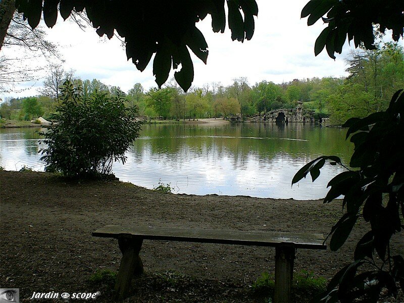 Simple banc en Bois au Parc Majolan (33)