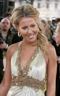 894520_russian-tv-host-ksenia-sobchak-smiles-on-the-red-carpet-as-she-arrives-for-russia-s-mtv-movie-awards-in-central-moscow