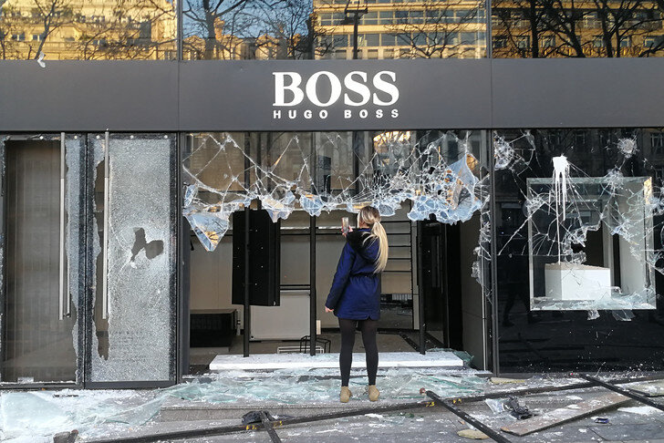 boutique-Hugo-Boss-pillee-Champs-Elyseesde-manifestation-gilets-jaunes-16-2019-Paris_3_728_486