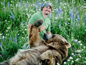 casey_anderson_et_le_grizzli_brutus_10346_w560