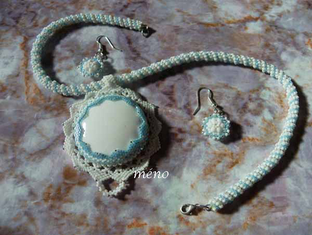 collier_peyote_et_cabochon_jade_blanc