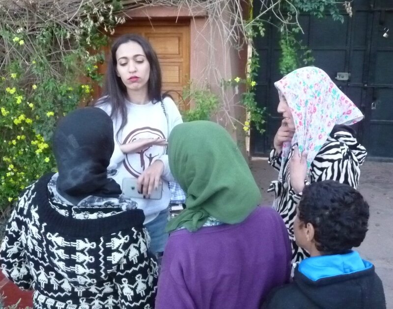 une communication par geste avec Farah, Selma, Souad et Ayoub