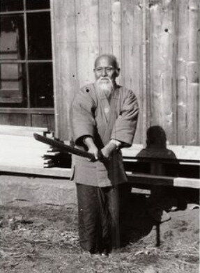 Maître Ueshiba avec un bokken