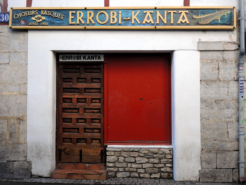 Bayonne, Rue des Cordeliers, Devanture de l'institut culturel basque Errobi Kanta (64)