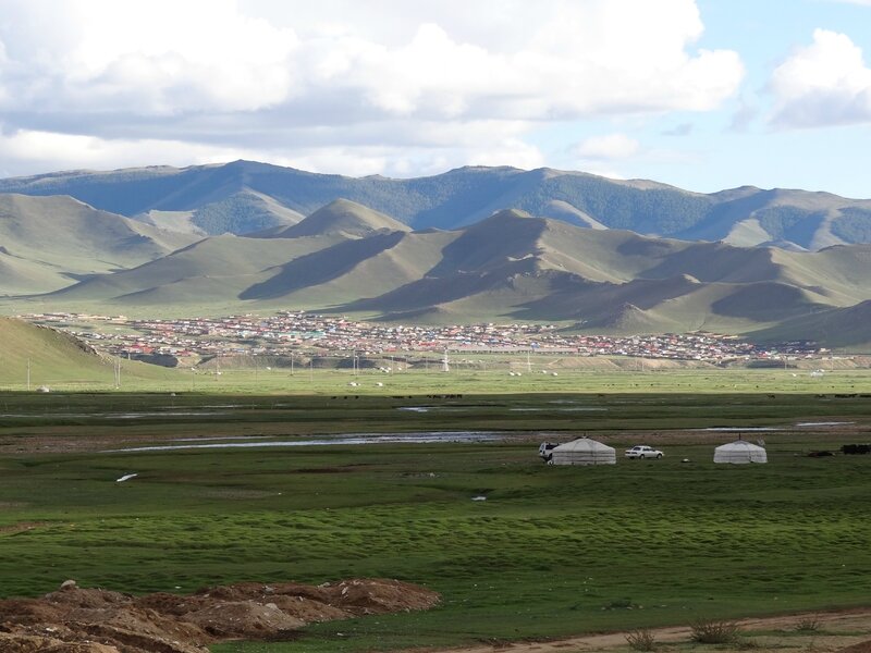 Vue sur le sud d'Uliastaï et la chaîne du Khangaï depuis la route en construction - aïmag Zavhan