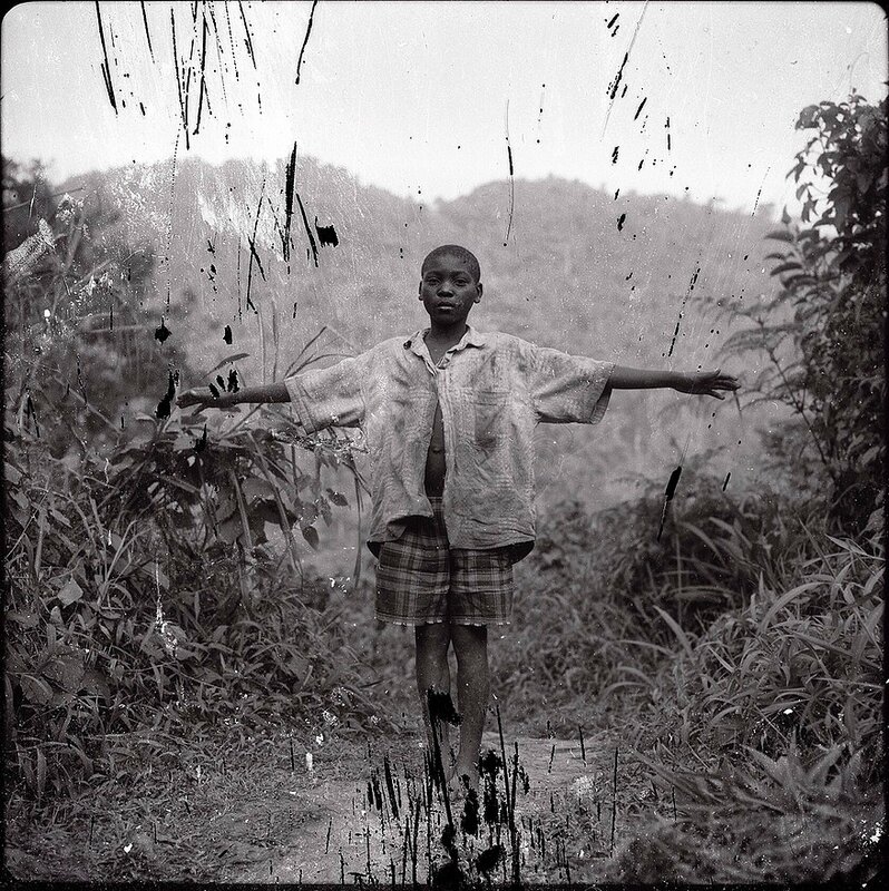 Jeune Pygme¦üe chasse¦ü de la fore¦ét Ouganda