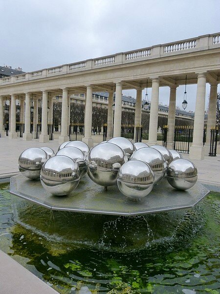 fontaine à boules cour orleans