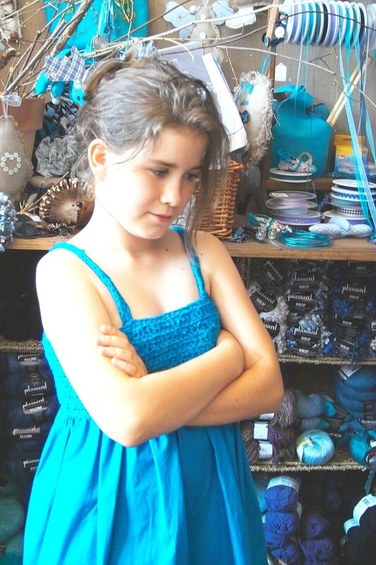 2007 - été - Garance à la boutique - Elle porte une robe GARANCE de La Fée Marraine (1)