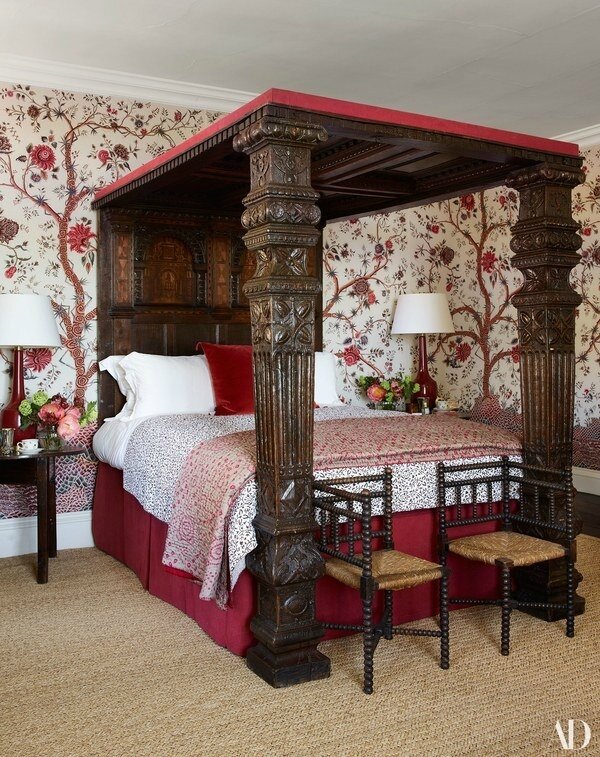 Claudia-Schiffers-English-Mansion-four-poster-bed