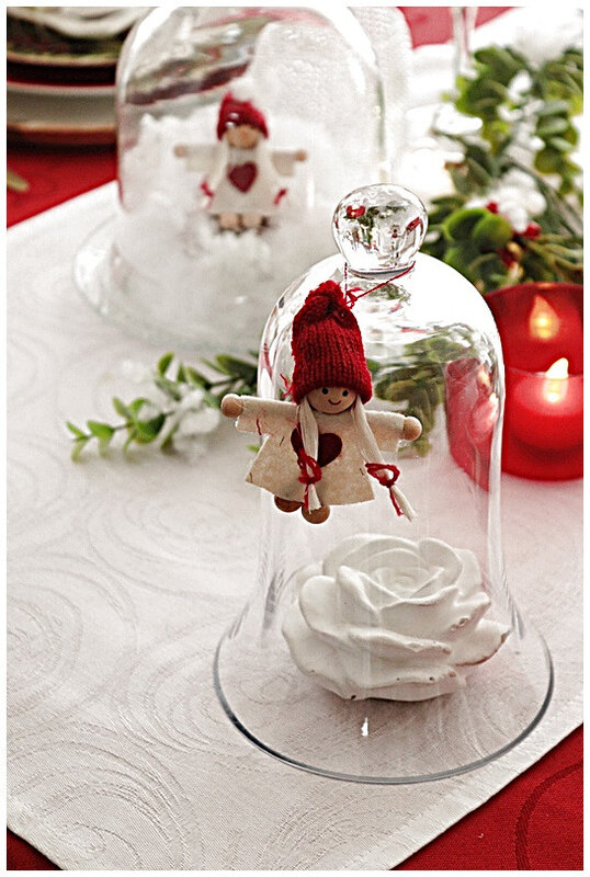 table-noel-rouge-poupée-chandelier-couvert-assiette-verrerie-napperouge-houx-neige