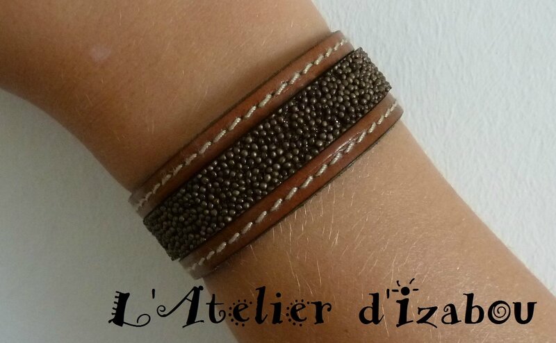 P1150151 Bracelet large enfant fille cuir caviar marron et cuir cousu marron, fermoir coeur strié