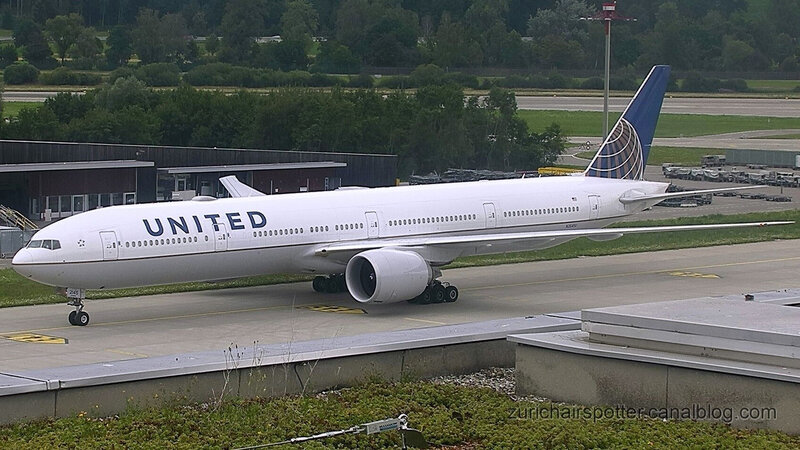 Boeing 777-322ER (N2645U) United Airlines