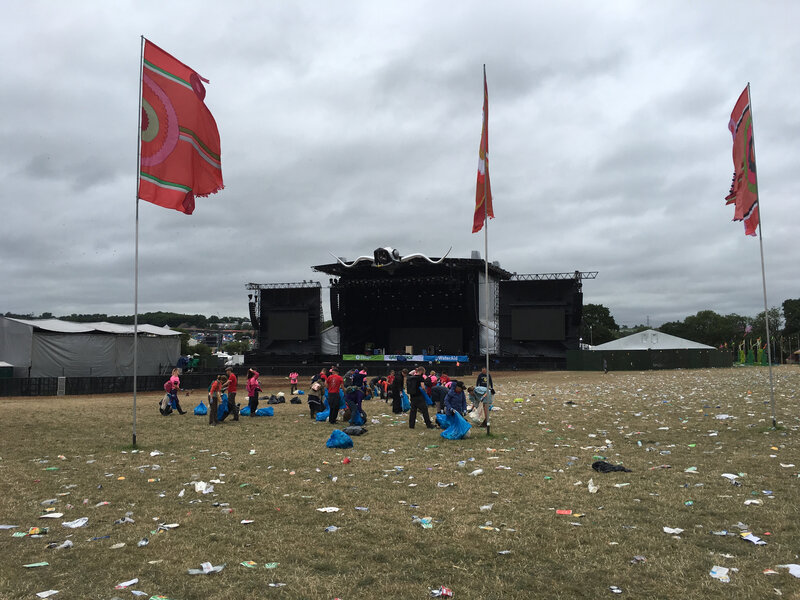 Glastonbury_festival_2017_cleaning_rubbish_plastique_nettoyage_site