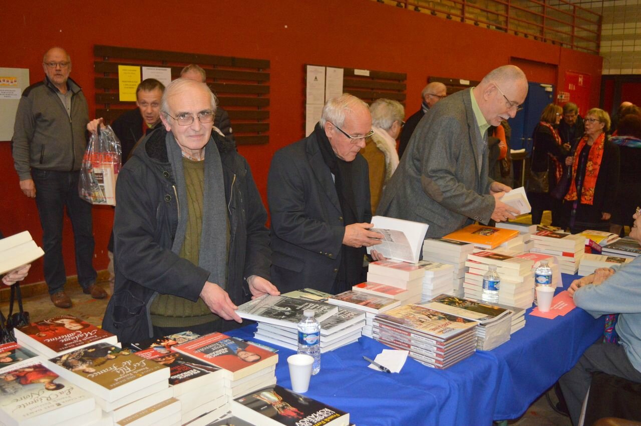 Chacun recherche son bonheur dans les piles de livres