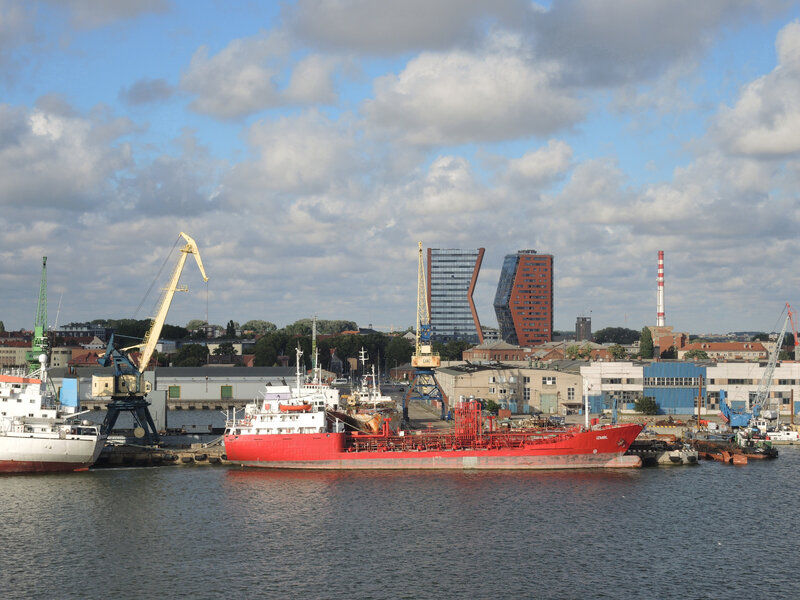 I) Klaipeda, vue sur le port depuis le ferry, immeuble (Lituanie)