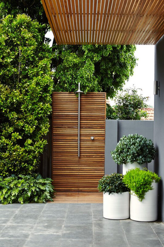 tiles-and-plants-wooden-outside-shower-600x900