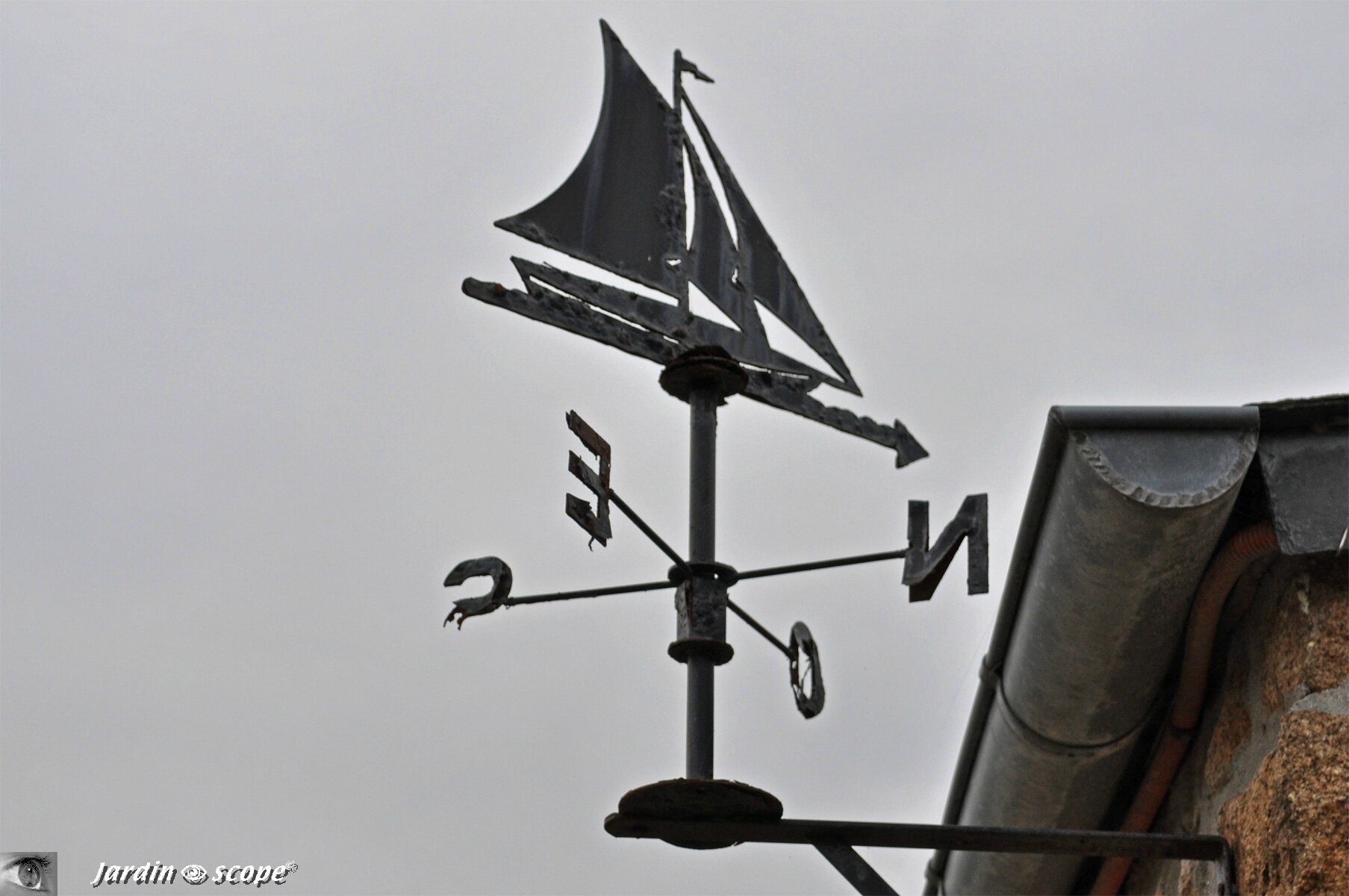 Girouette ornée d'un voilier (Bretagne)