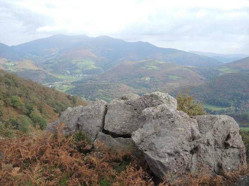 B) Bidarray, Iparla, rochers et Mont Baïgura (64)