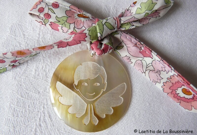Médaille d'ange en nacre (sur ruban d'Anjo rose)