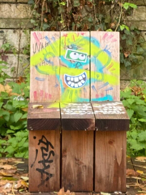 Banc-fauteuil couvert de tags (Paris)