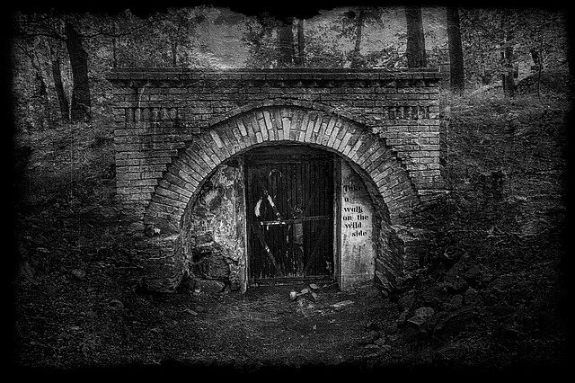 doorway-1229472_640
