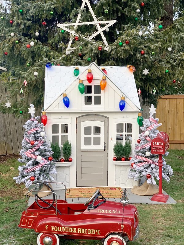 playhouse_xmas_decor