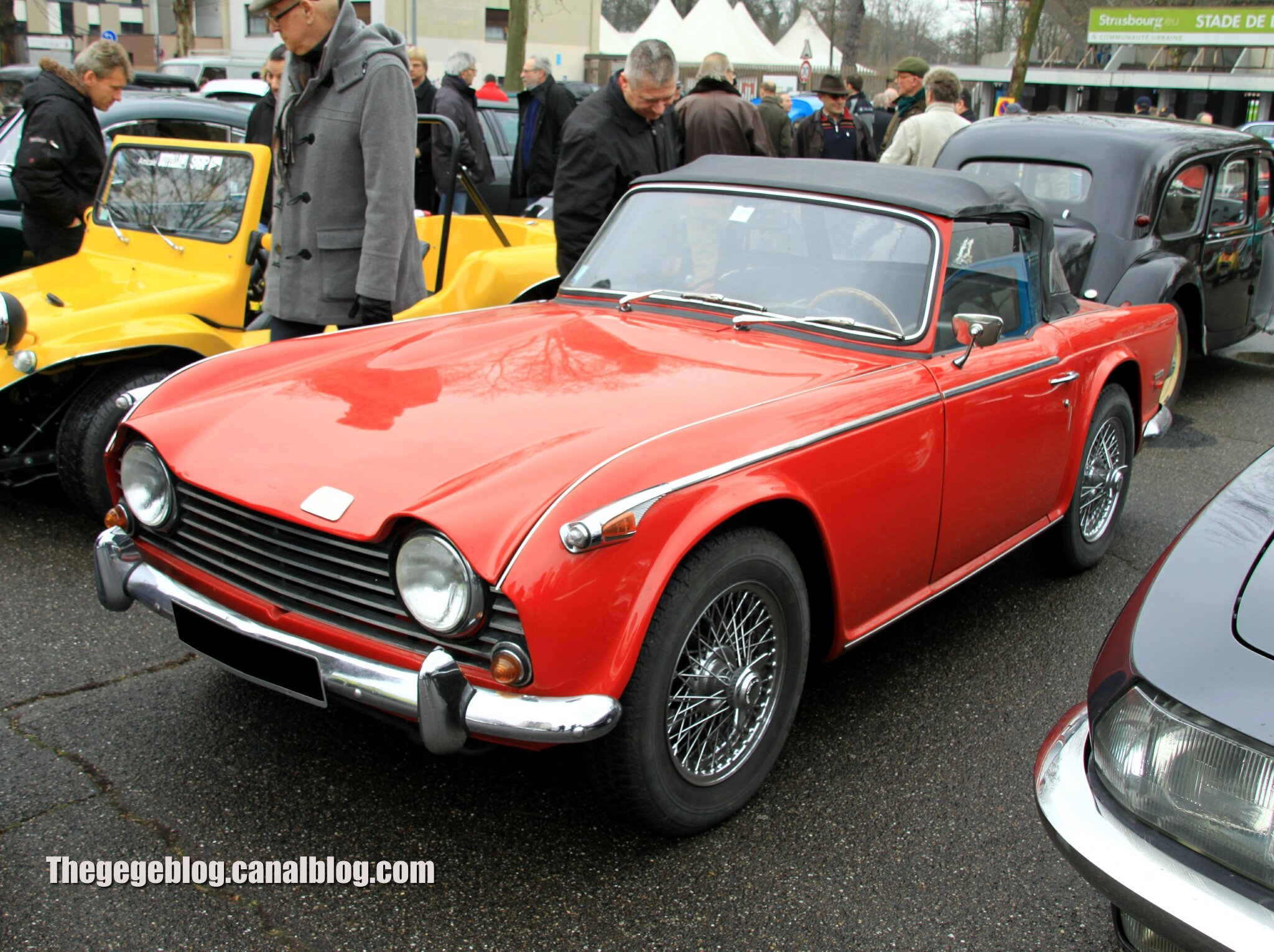 Triumph TR250 convertible de 1968 (Retrorencard fevrier 2014) 01