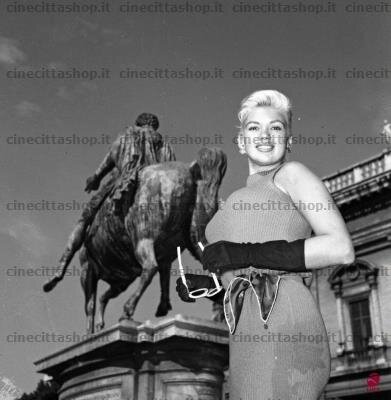 mm_dress_jayne_1957_italie_rome_place_campidoglio_1