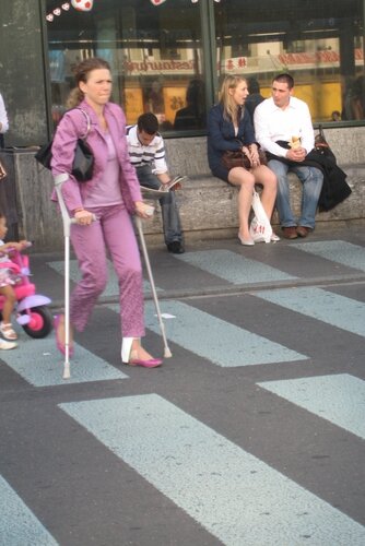 girl aircast crutches 03