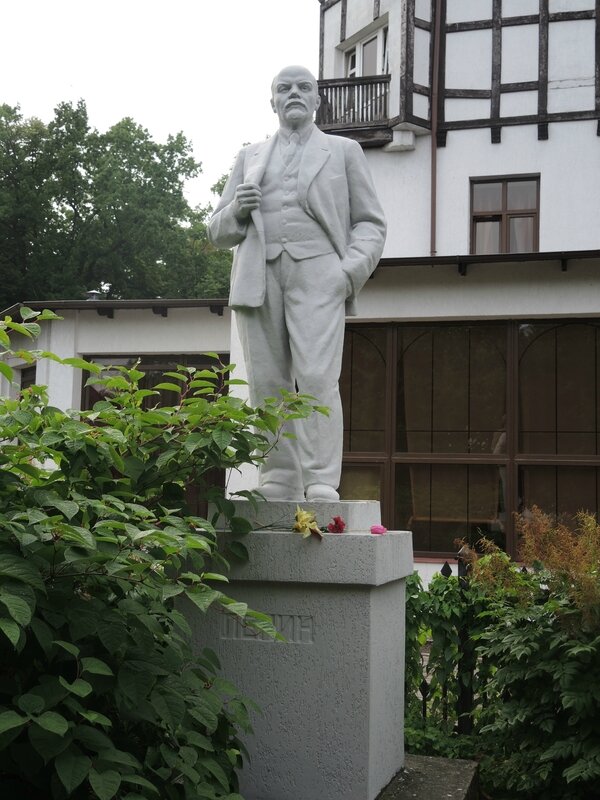 F) Zelenogradsk, statue de Lenine (Russie)