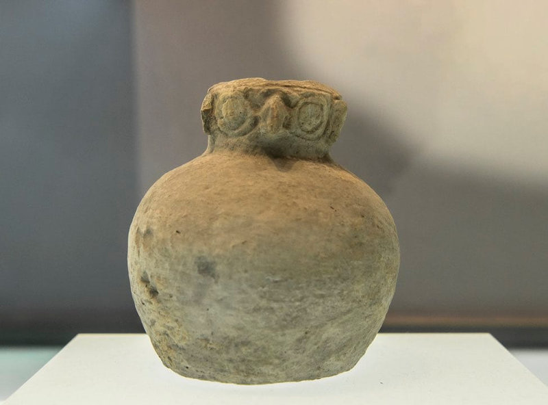 Eagle's head earthenware pot, Songze culture (4000-3100 BC), excavated at Nanhebang site, Jiaxing, Zhejiang, Jiaxing Museum, China