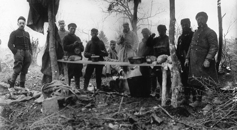 infanterie_campee_sous_bois_sur_