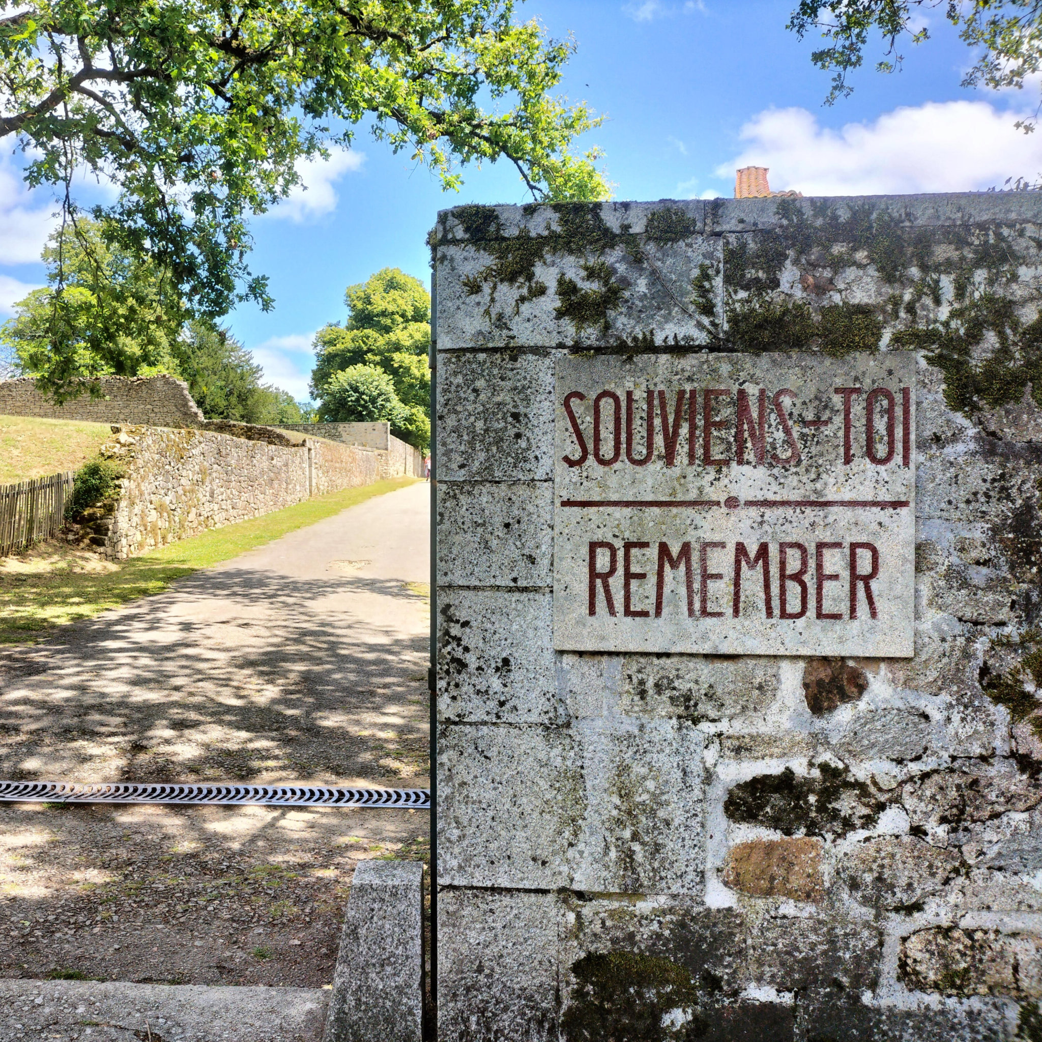 Oradour-sur-Glane, village martyr, entrée, insta (87)